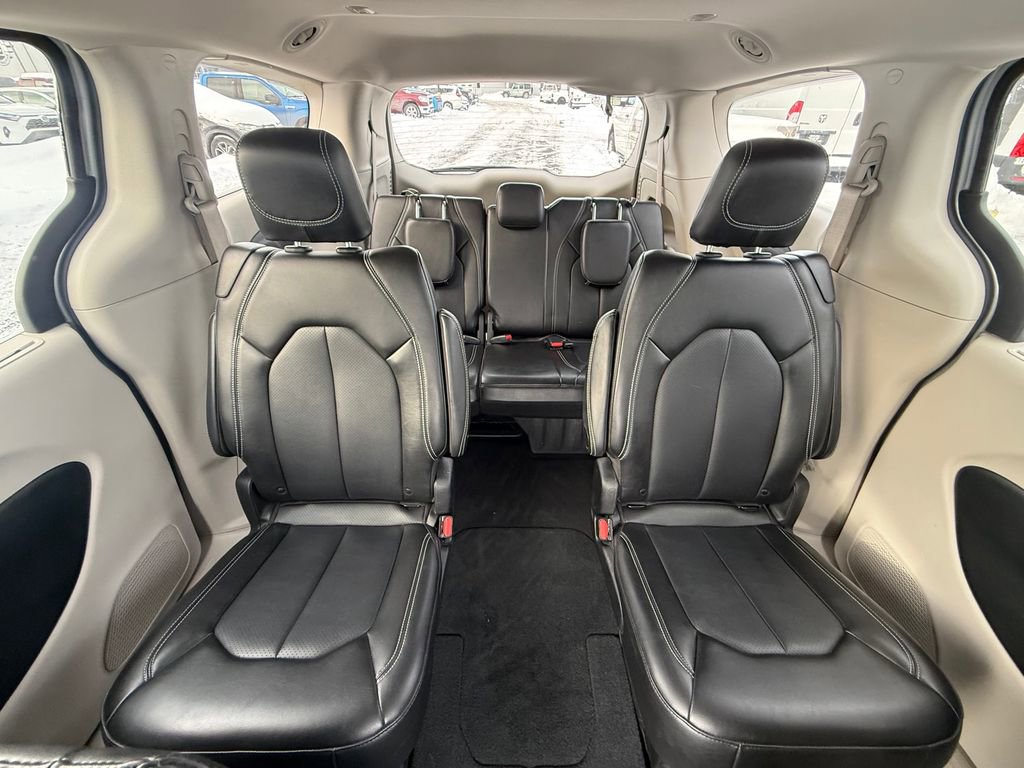 Used 2024 Chrysler Pacifica Touring-L image 18