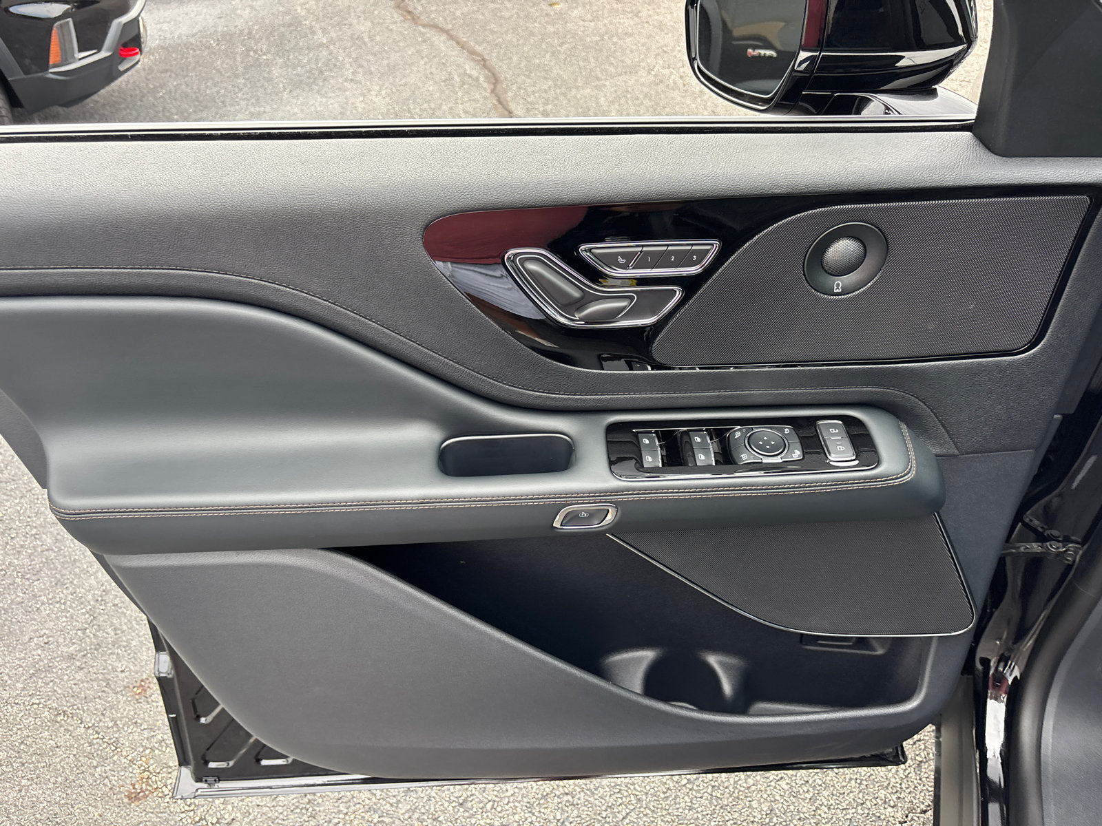 New 2026 Lincoln Aviator AWD image 11