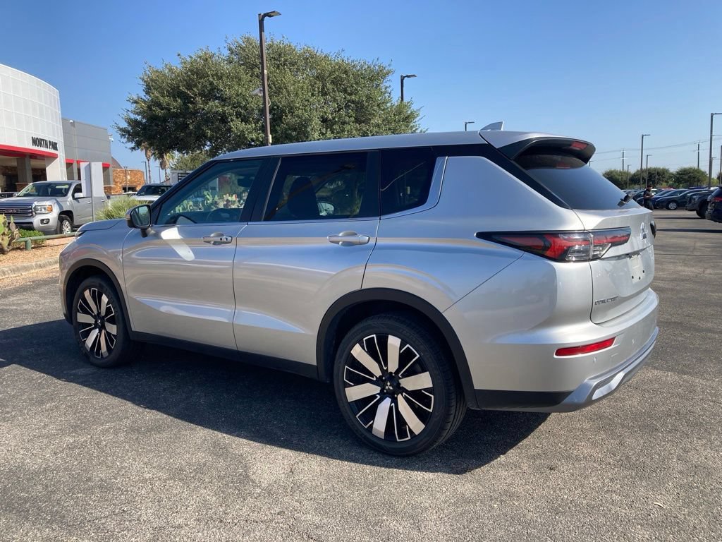 Used 2025 Mitsubishi Outlander SE FWD image 6