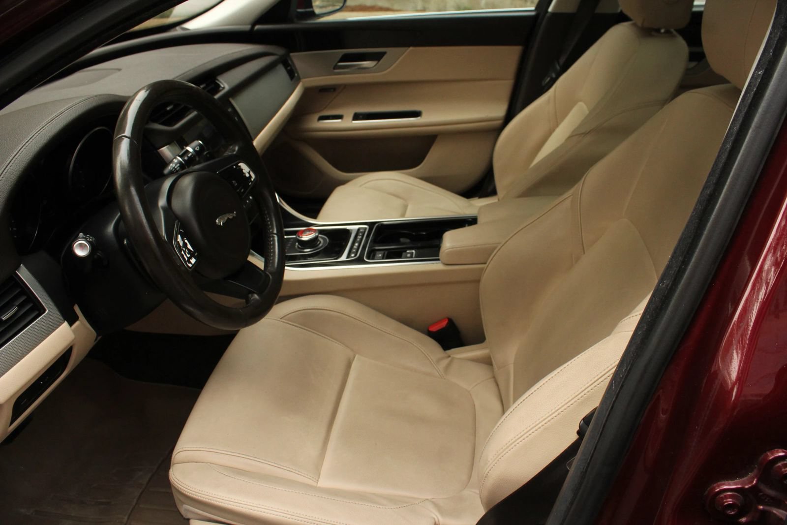 Used 2017 Jaguar XF Premium RWD image 14