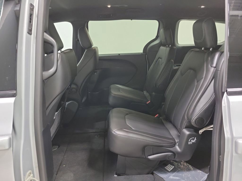 New 2026 Chrysler Pacifica Select w/ S Appearance Package image 9