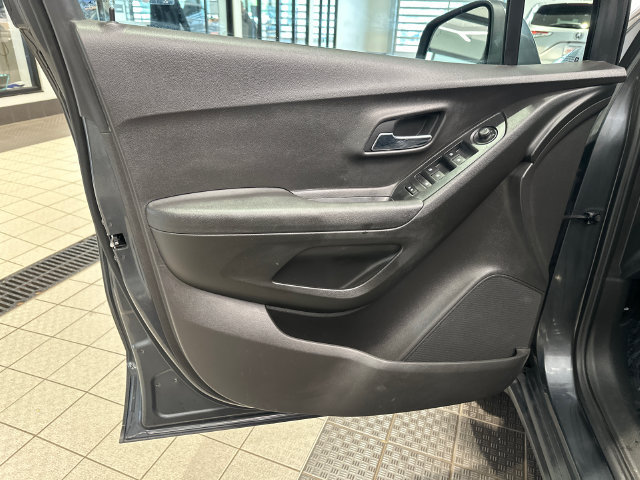 Used 2018 Chevrolet Trax LT w/ Driver Confidence Package FWD image 9