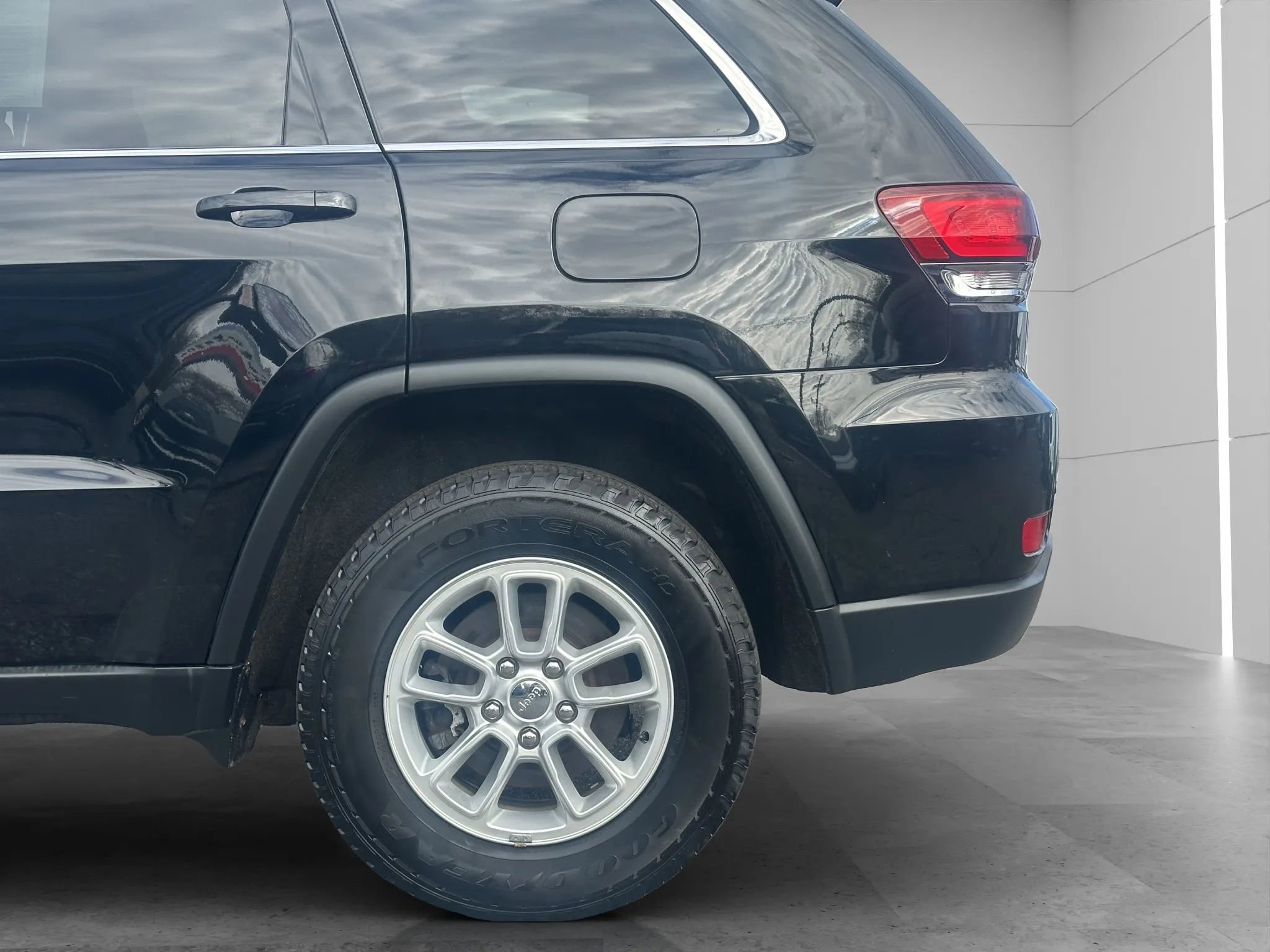 Used 2020 Jeep Grand Cherokee Laredo AWD/4WD image 22