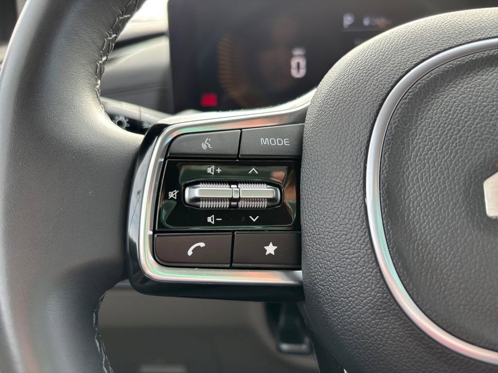 Used 2025 Kia Carnival FWD image 18