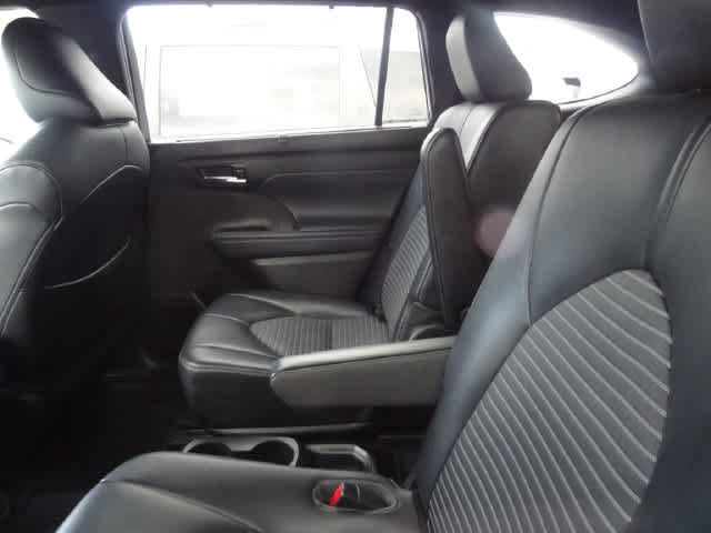 Used 2021 Toyota Highlander XSE AWD/4WD image 9