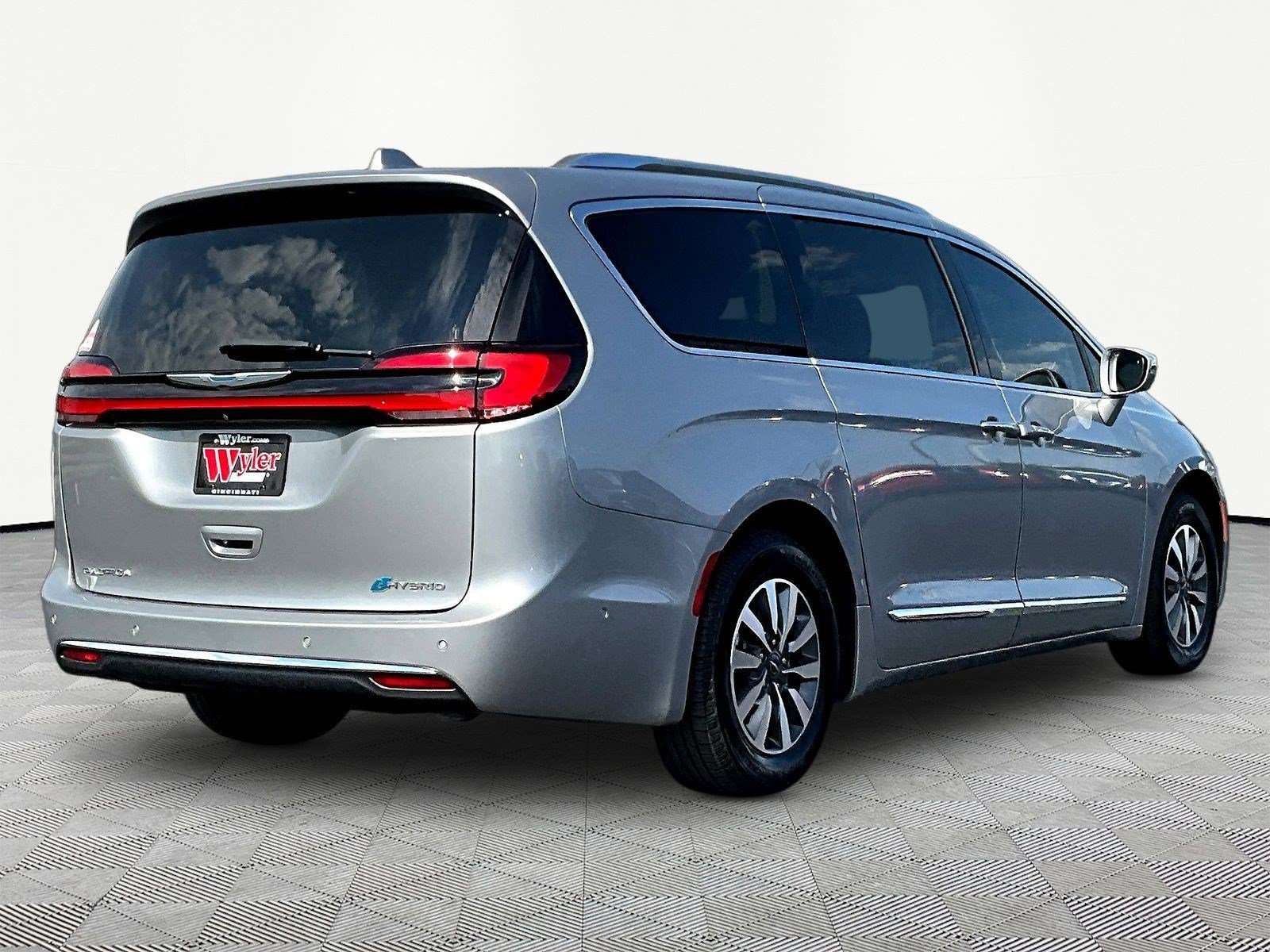 Used 2021 Chrysler Pacifica Limited w/ Uconnect Theater Family Group FWD image 6