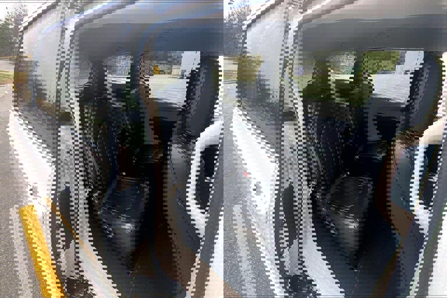 Used 2024 Chrysler Pacifica Touring-L image 23