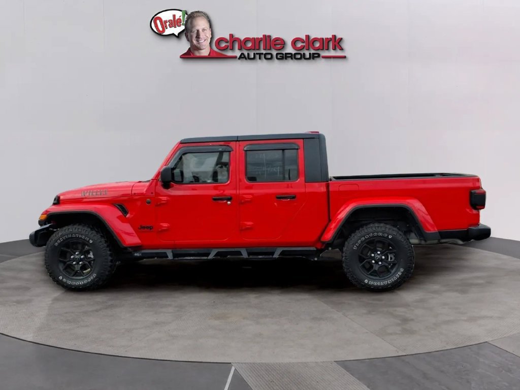 Used 2025 Jeep Gladiator Sport AWD/4WD image 2