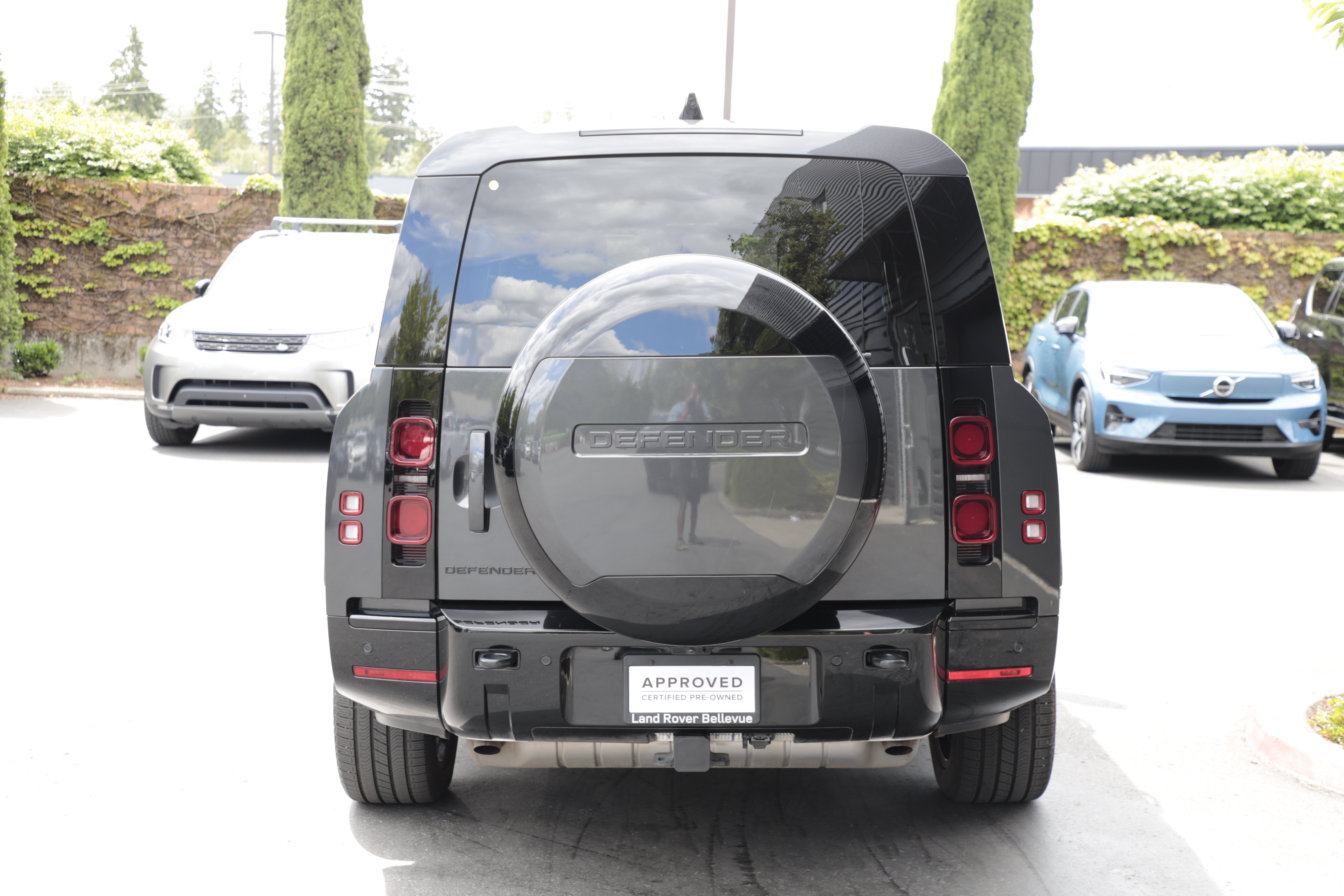 Certified 2025 Land Rover Defender 130 X-Dynamic SE AWD/4WD image 5