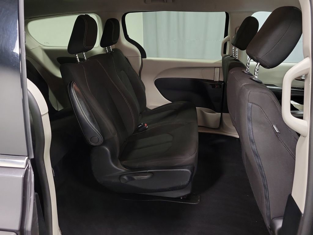 Used 2020 Chrysler Voyager L image 26