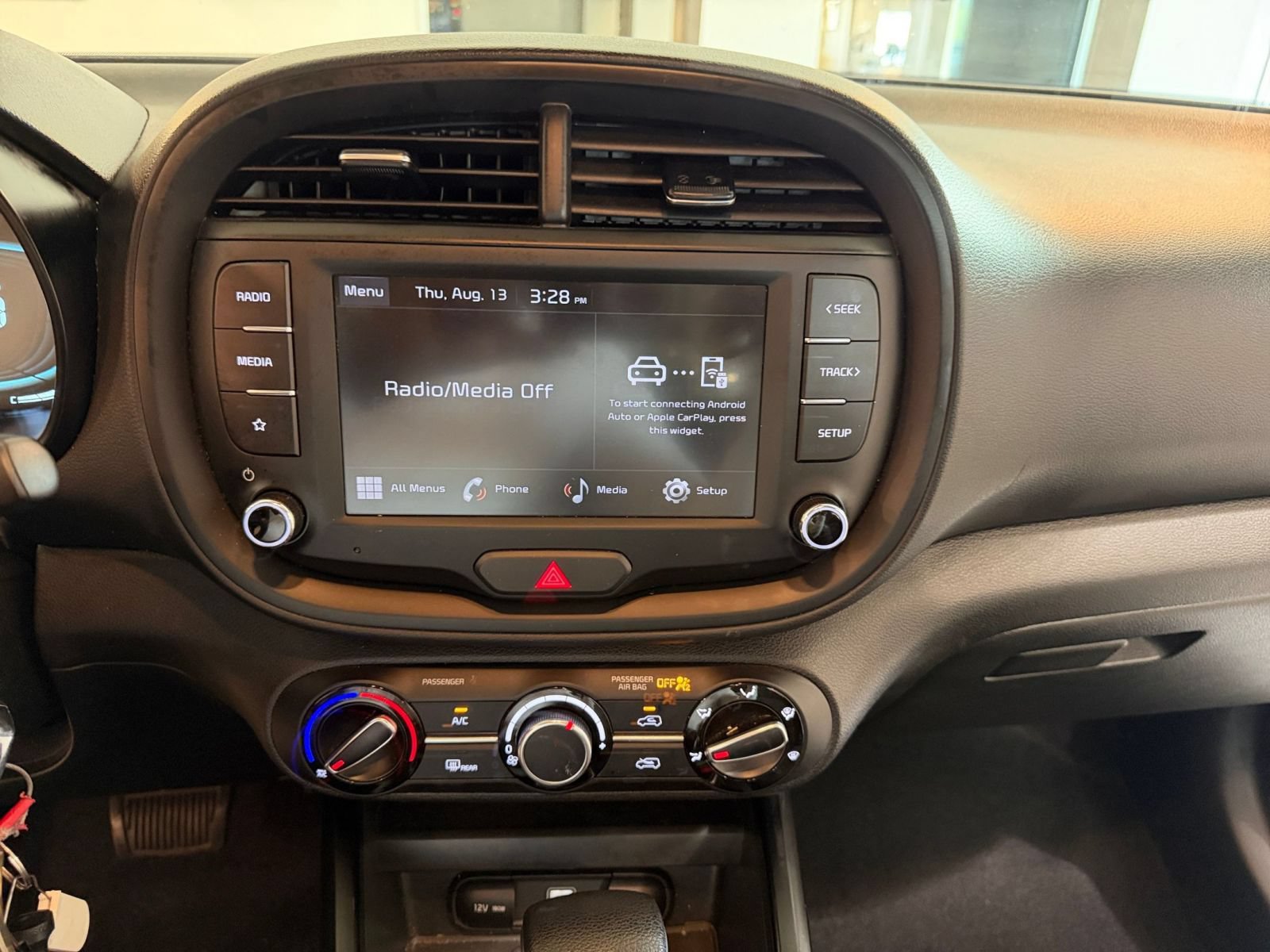 Used 2025 Kia Soul LX w/ LX Technology Package FWD image 17