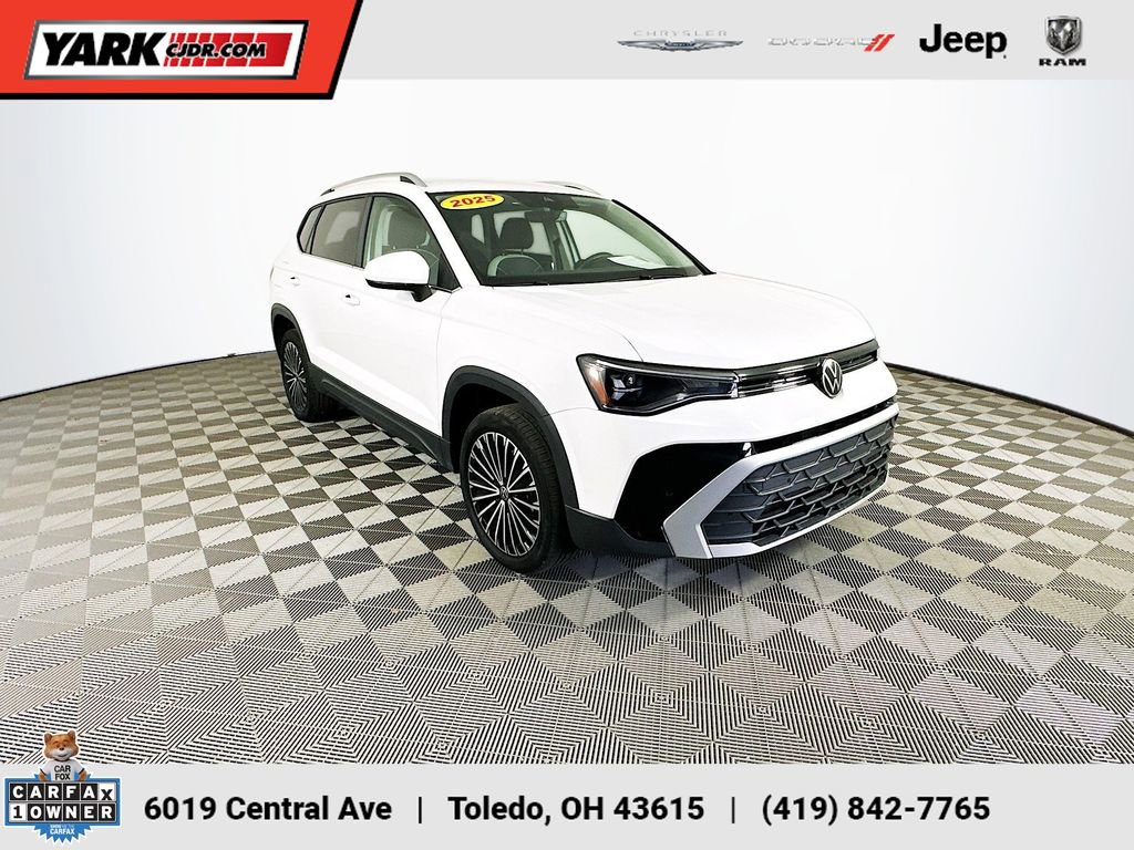 Used 2025 Volkswagen Taos SE FWD image 1