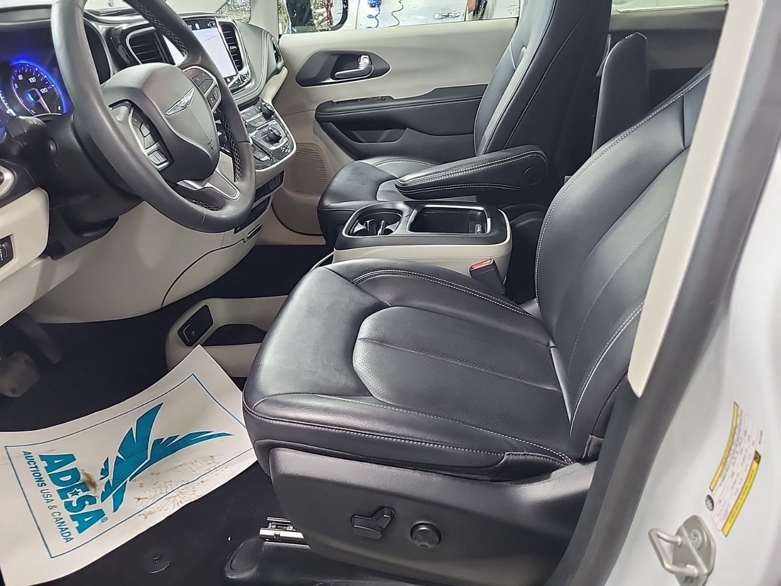 Used 2024 Chrysler Pacifica Touring-L w/ Uconnect Theater Family Group FWD image 7