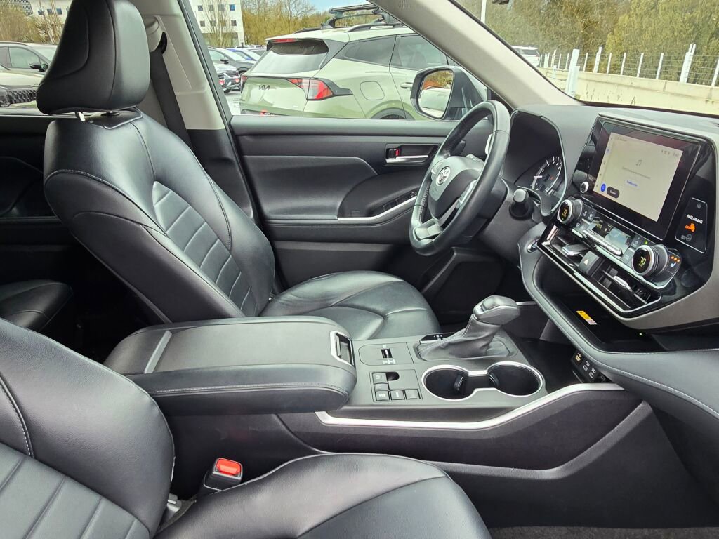 Used 2023 Toyota Highlander XLE FWD image 10