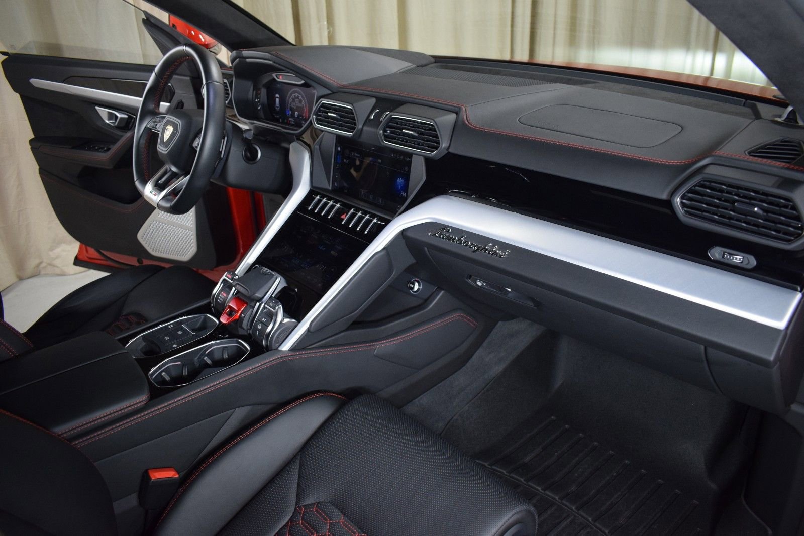 Used 2019 Lamborghini Urus AWD/4WD image 23