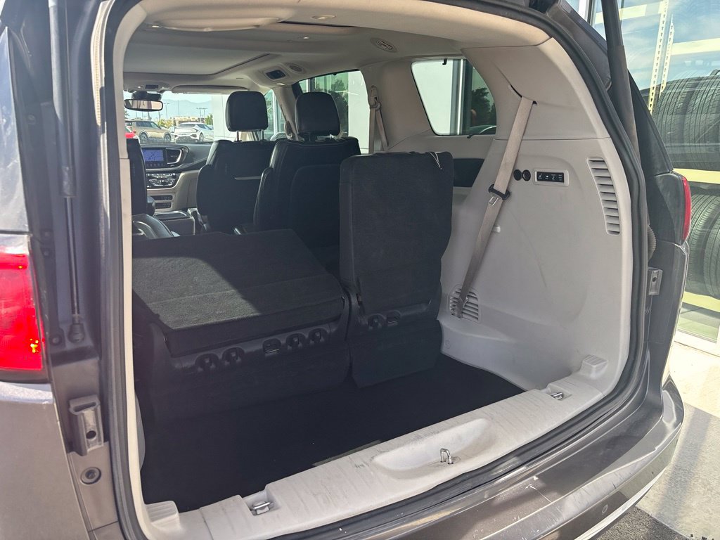 Used 2017 Chrysler Pacifica Limited FWD image 17