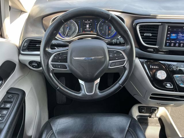 Used 2018 Chrysler Pacifica Touring-L FWD image 17