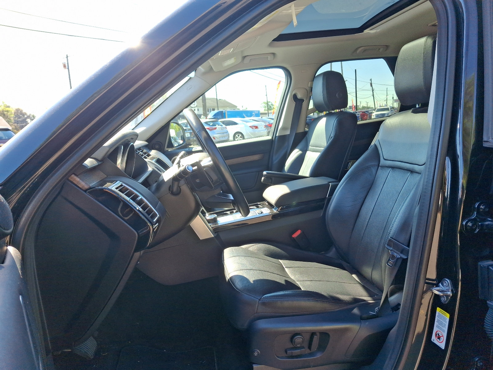 Used 2017 Land Rover Discovery HSE image 14