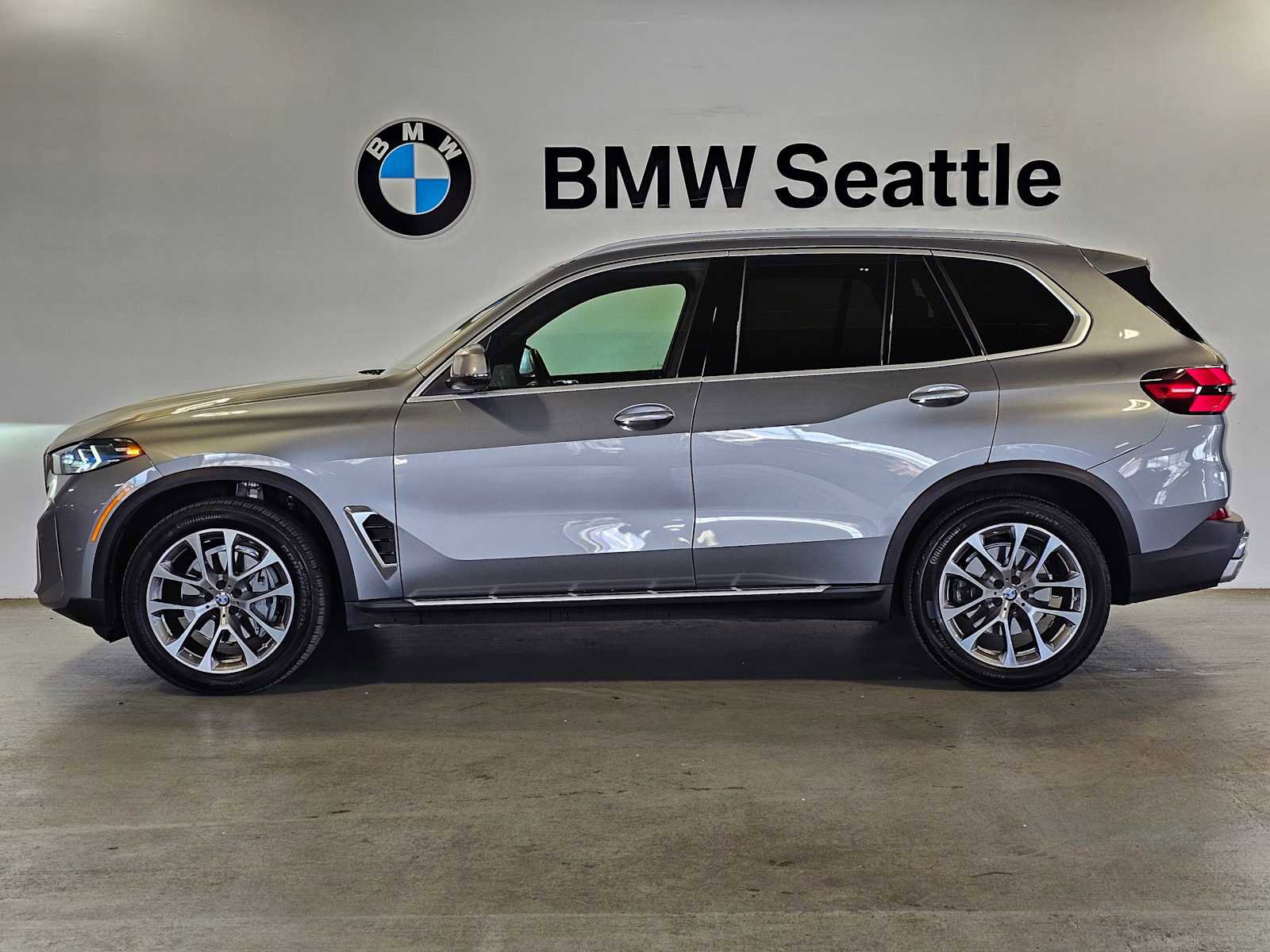 Used 2024 BMW X5 xDrive40i w/ Premium Package AWD/4WD image 3