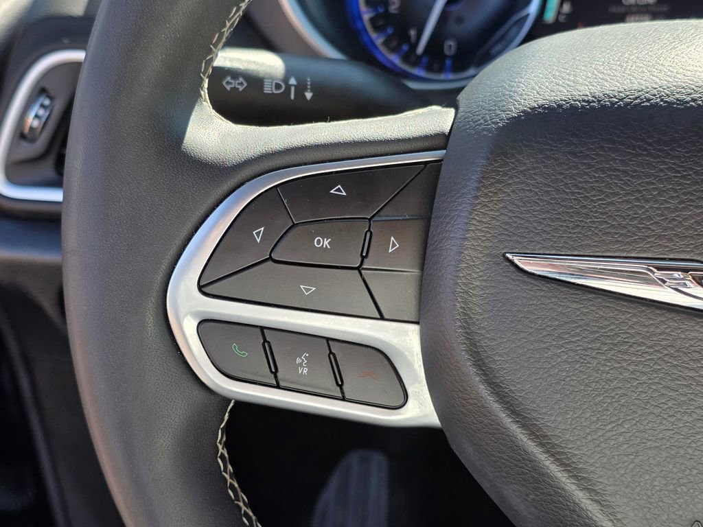 Used 2025 Chrysler Pacifica Select image 16