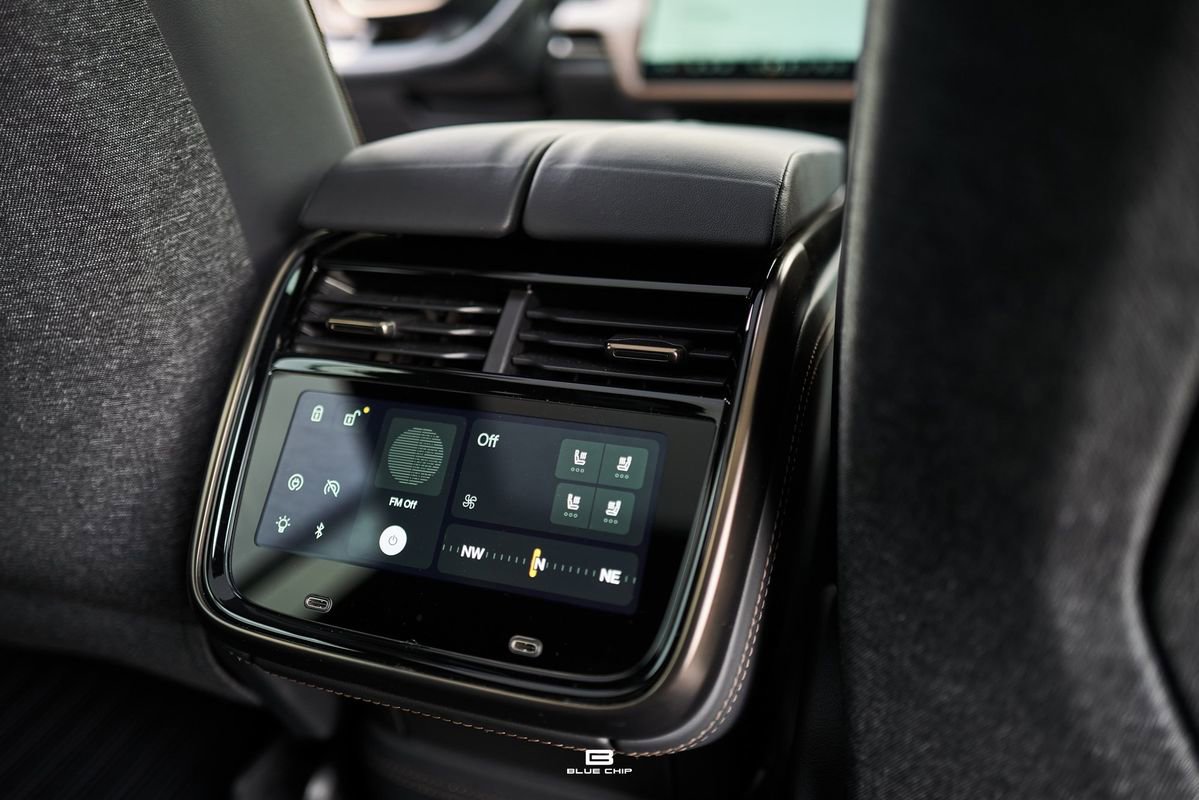 Used 2026 Rivian R1S Premium image 40