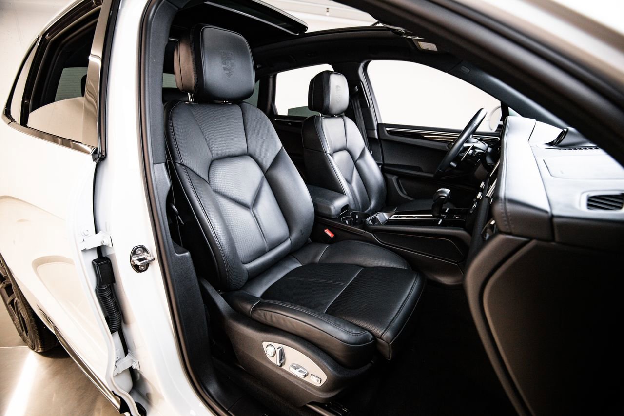 Certified 2023 Porsche Macan Turbo AWD/4WD image 29