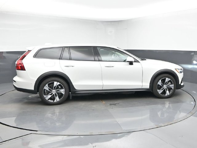 Used 2025 Volvo V60 B5 Cross Country Plus AWD/4WD image 9