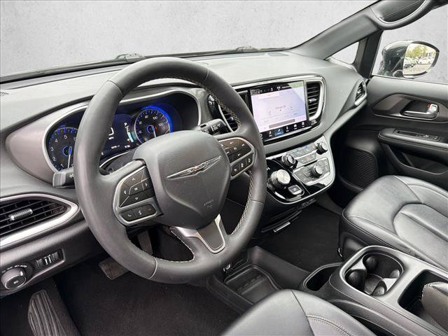 Used 2025 Chrysler Pacifica Select FWD image 10
