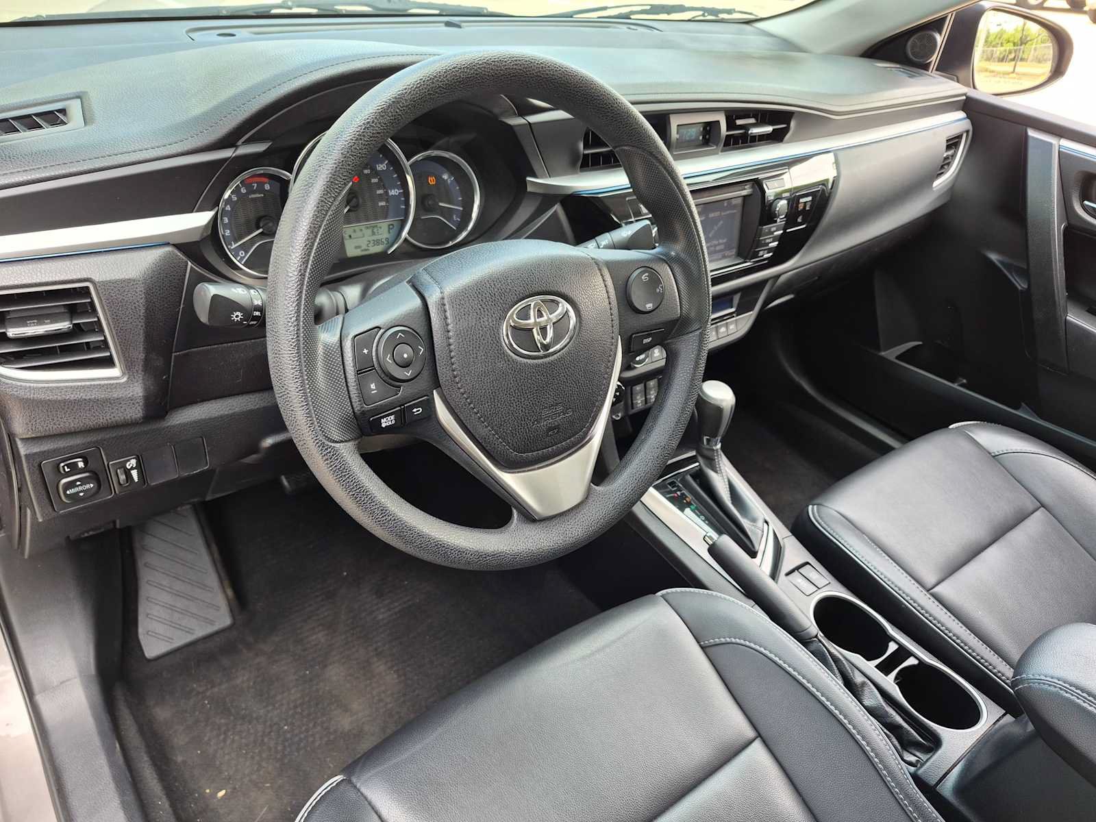 Used 2016 Toyota Corolla LE Premium FWD image 2