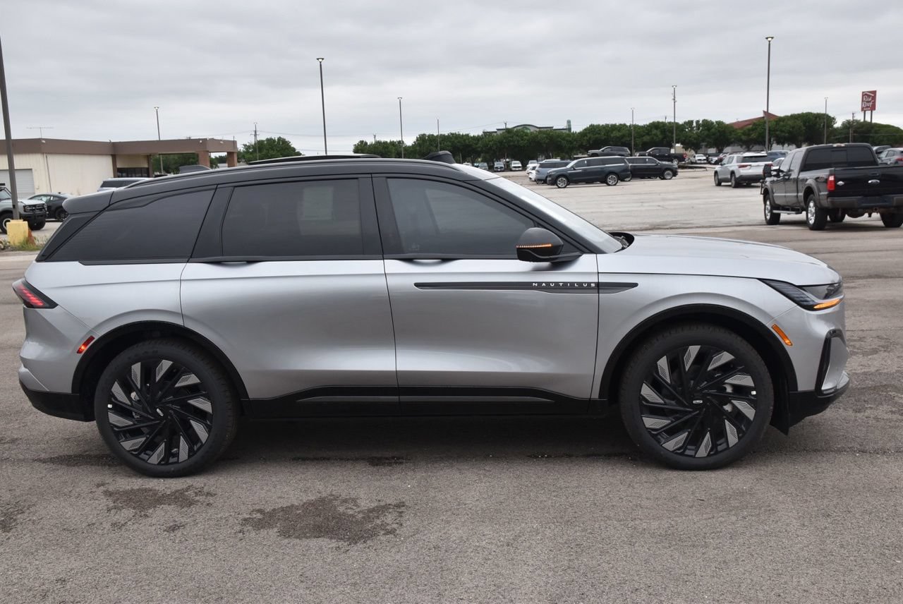 New 2026 Lincoln Nautilus Reserve w/ Jet Appearance Package AWD/4WD image 12