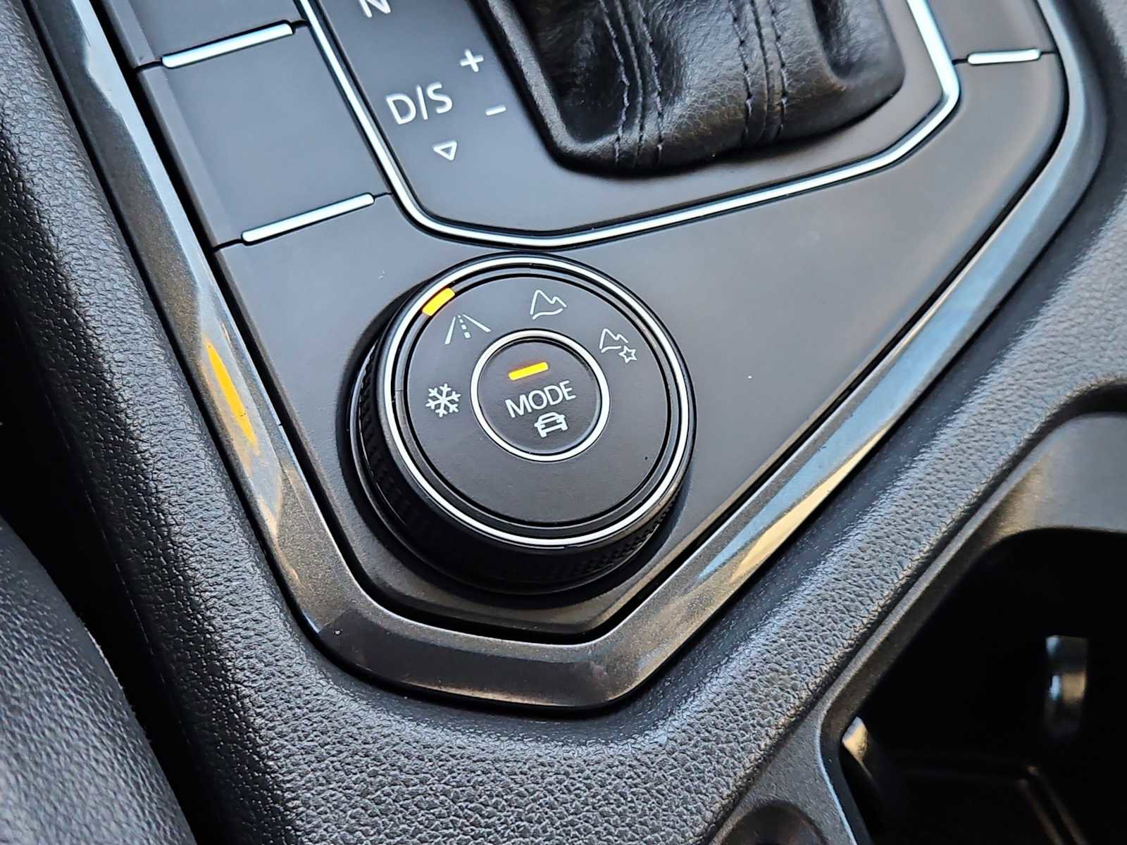 Used 2019 Volkswagen Tiguan SE w/ Panoramic Sunroof Package AWD/4WD image 16