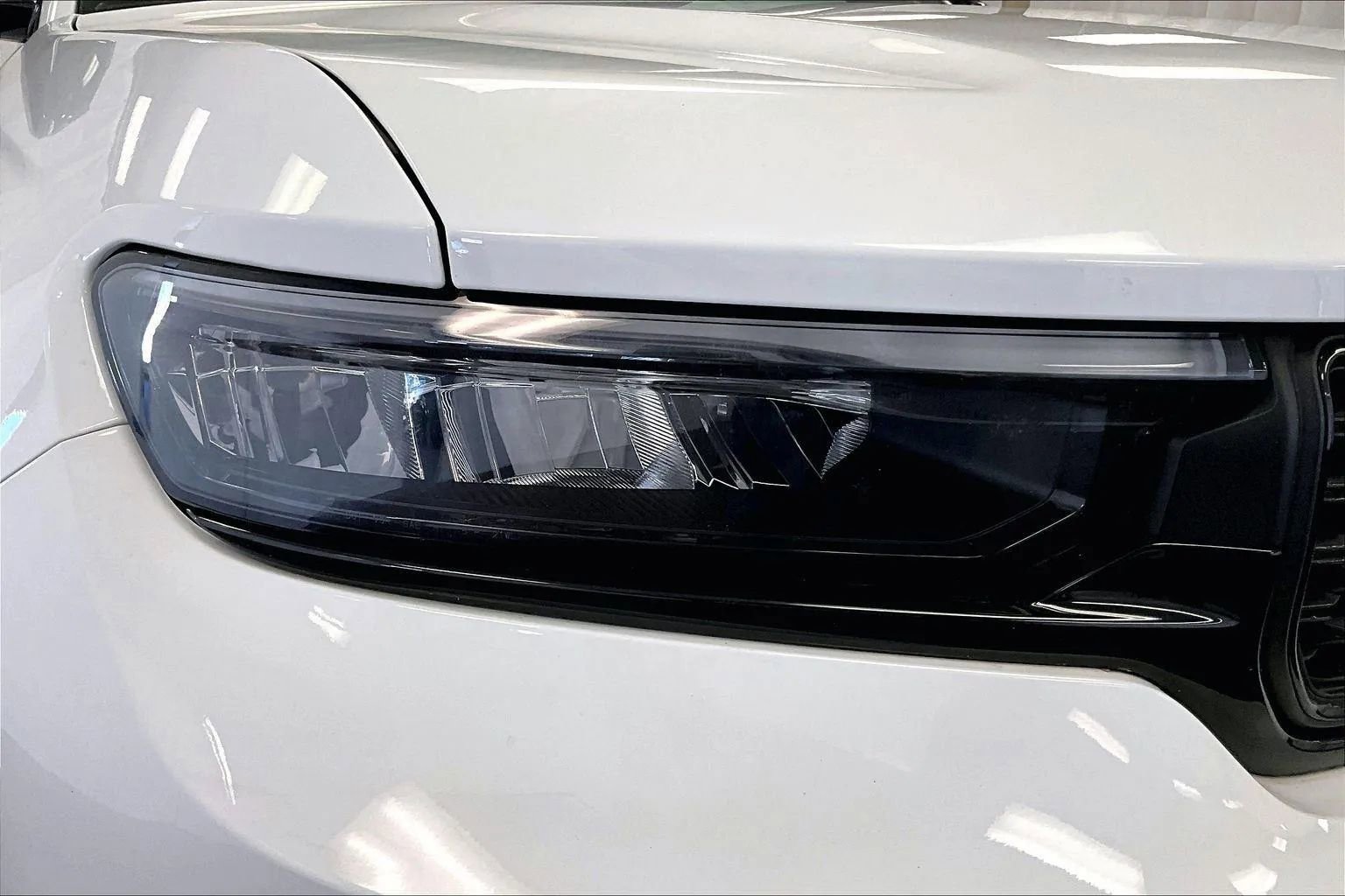 Used 2023 Jeep Grand Cherokee L Laredo image 28