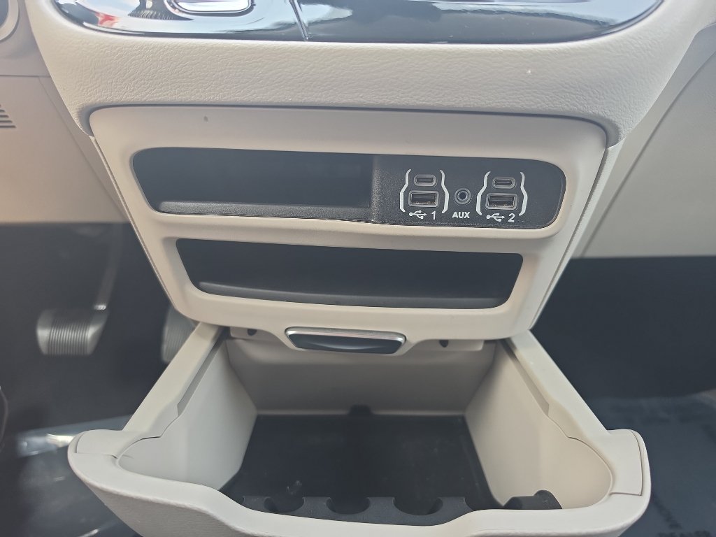 Used 2023 Chrysler Pacifica Touring-L FWD image 27