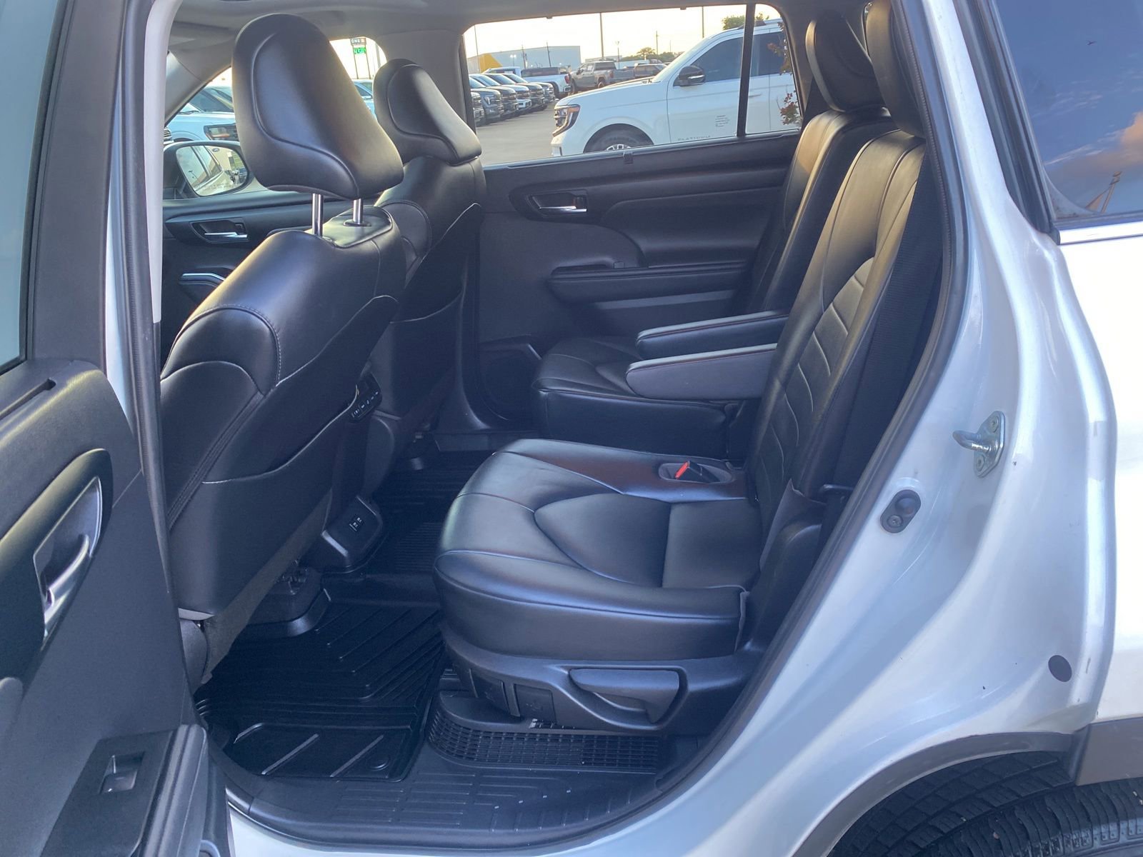 Used 2021 Toyota Highlander XLE FWD image 23