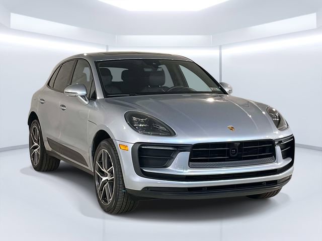 Certified 2025 Porsche Macan image 3