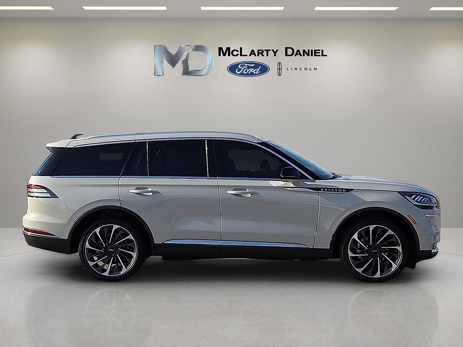 Used 2023 Lincoln Aviator Reserve w/ Equipment Group 201A AWD/4WD image 6