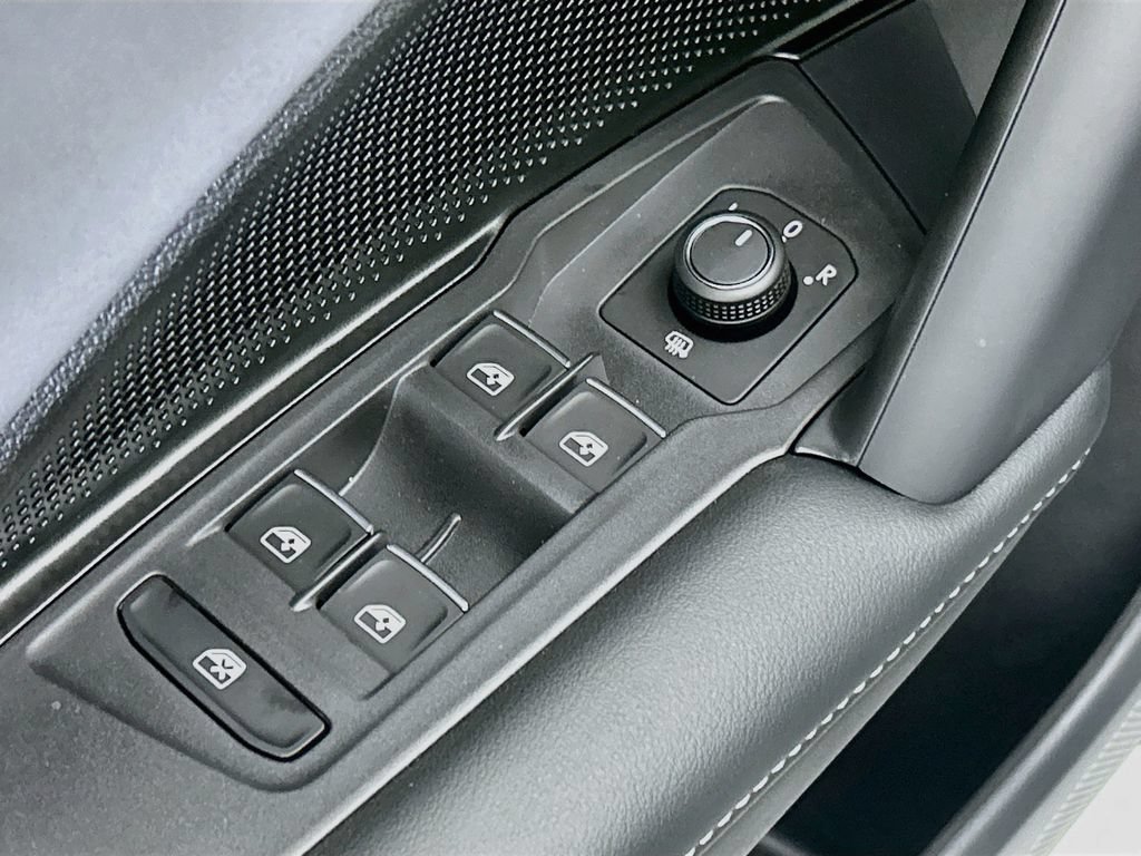 New 2026 Volkswagen Tiguan SE R-Line FWD image 21