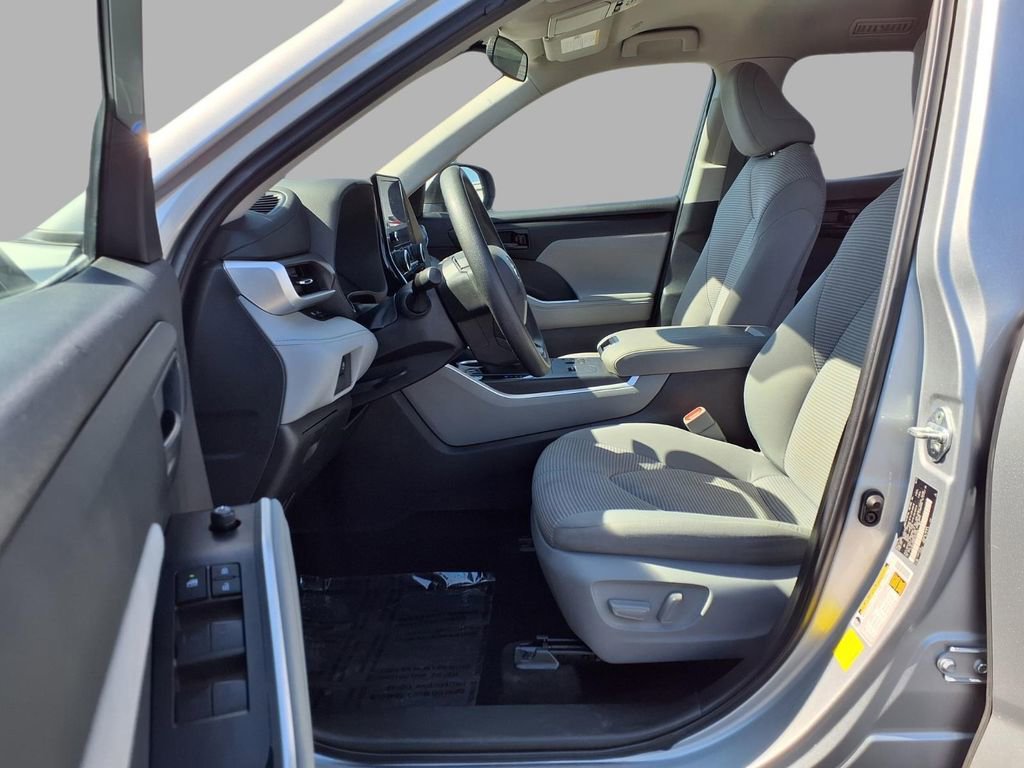 Used 2023 Toyota Highlander L image 22