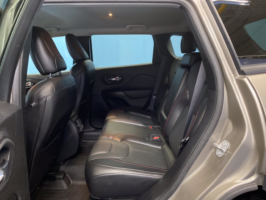 Used 2020 Jeep Cherokee Trailhawk AWD/4WD image 25