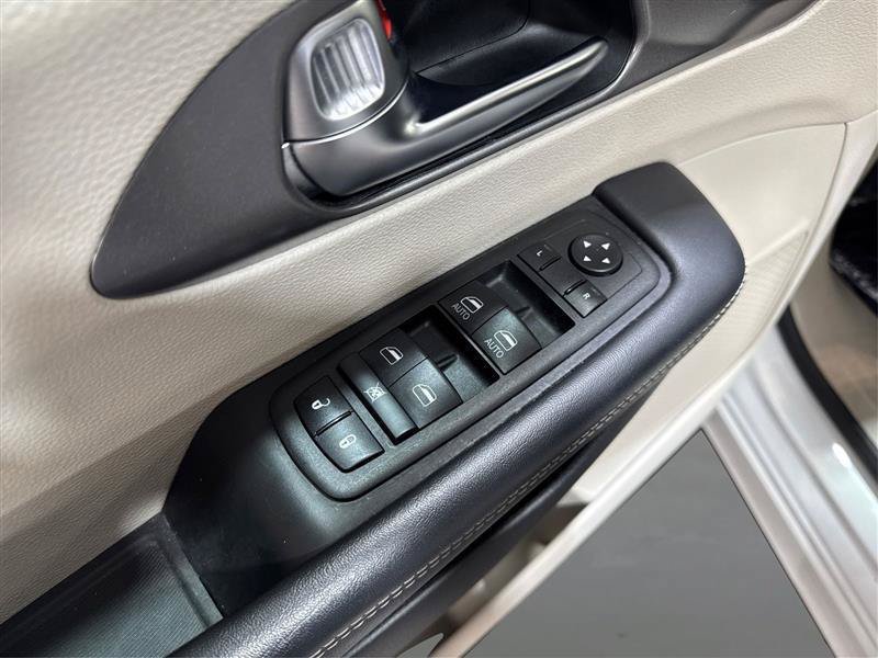 Used 2023 Chrysler Pacifica Touring-L FWD image 30