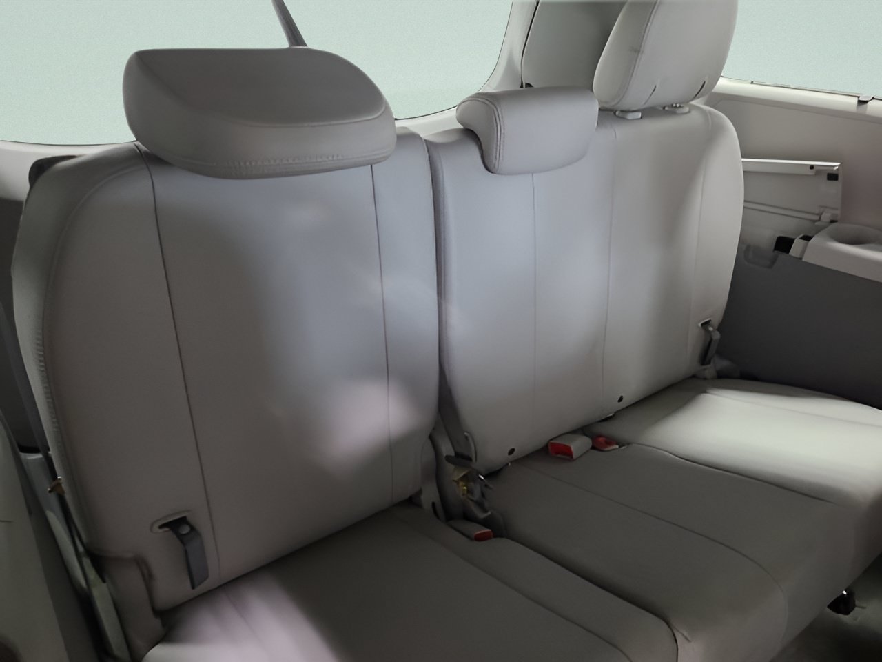 Used 2014 Toyota Sienna XLE w/ Entertainment Package FWD image 17