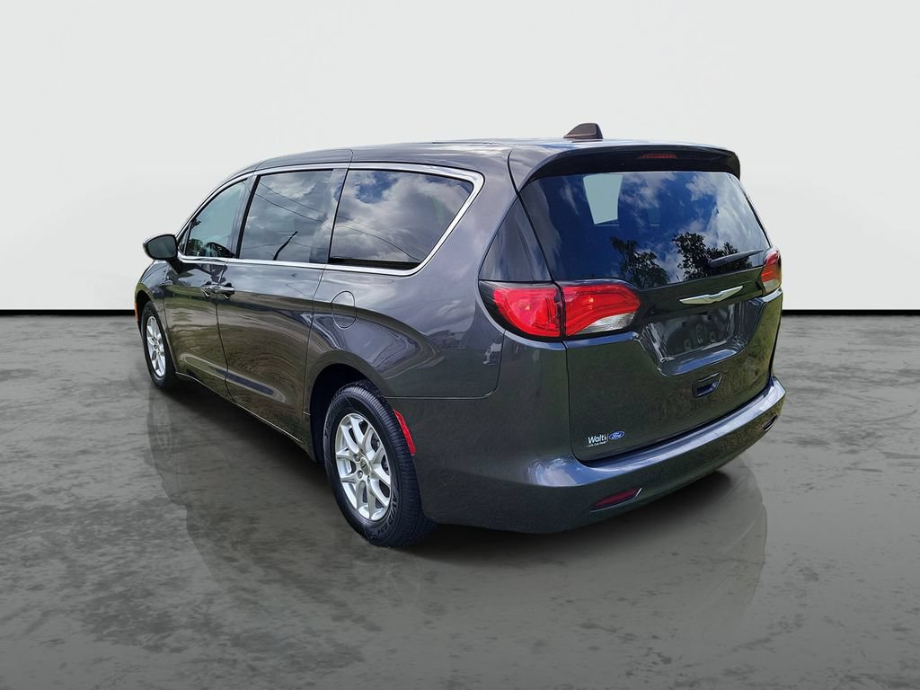 Used 2023 Chrysler Voyager LX FWD image 3