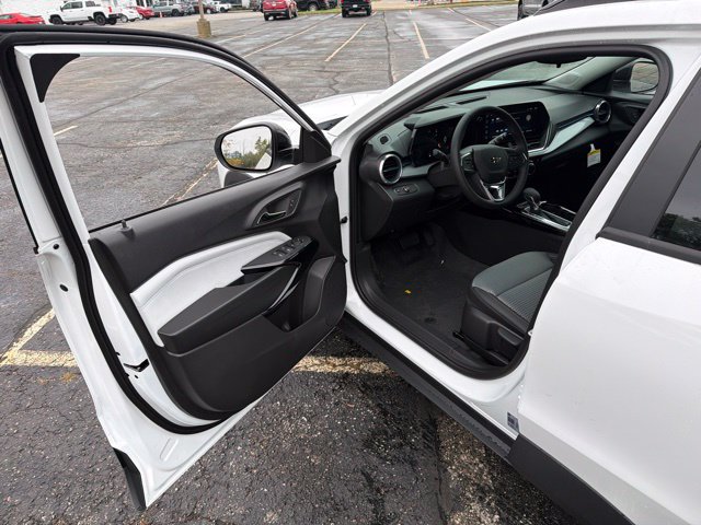 New 2026 Chevrolet Trax LT w/ Driver Confidence Package FWD image 9