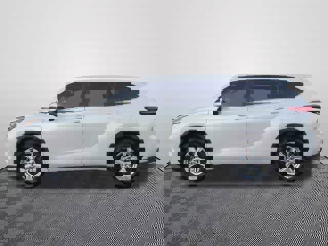 Used 2023 Toyota Highlander L image 2