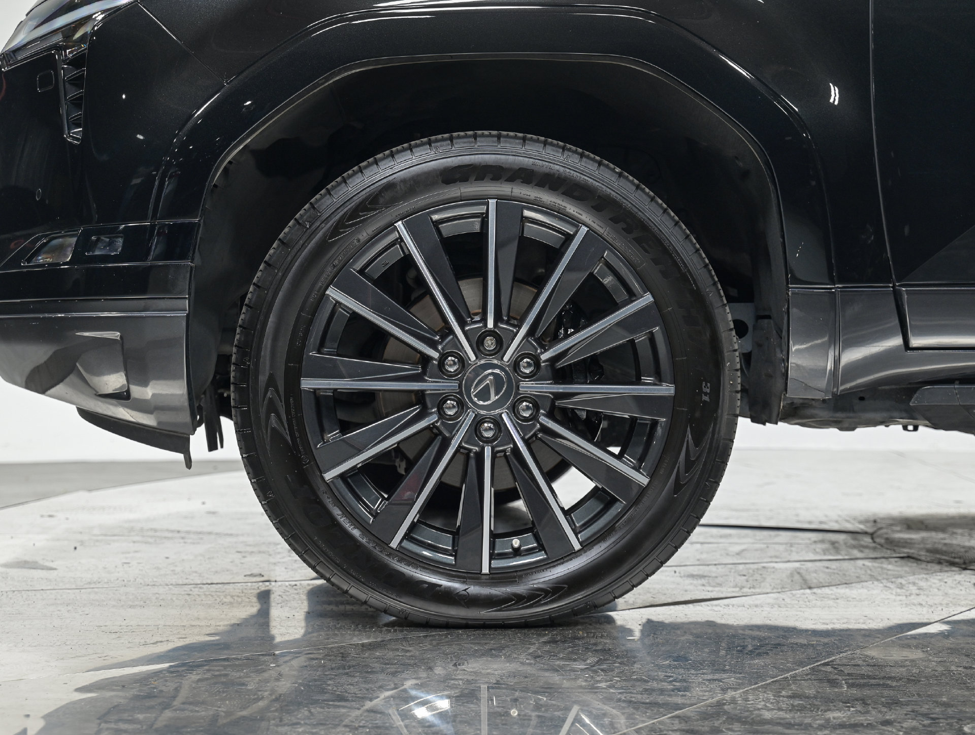 Used 2025 Lexus GX 550 w/ Accessory Package (2T) AWD/4WD image 3