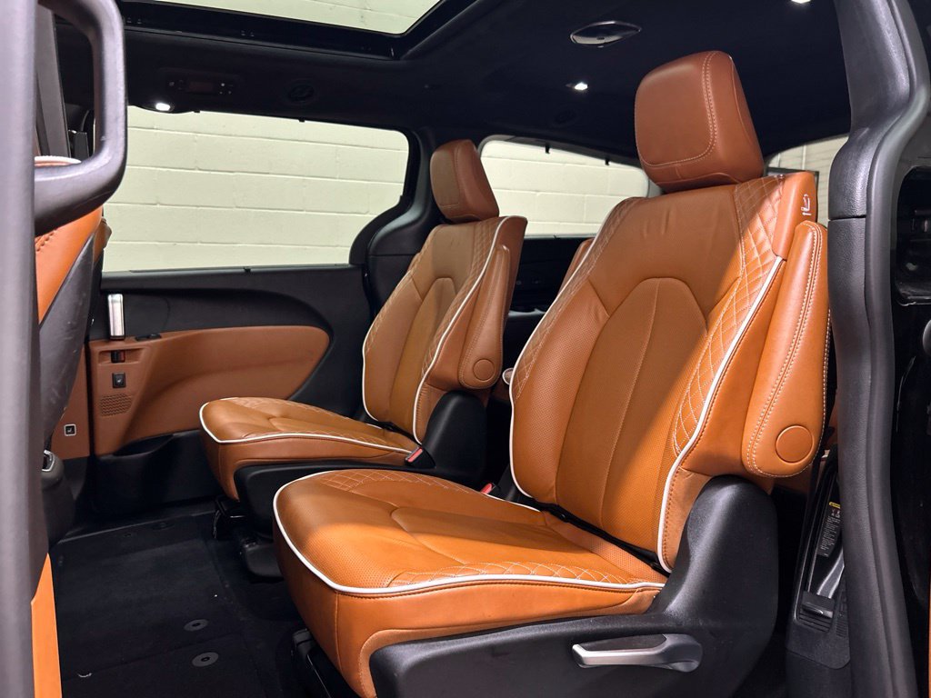 Used 2025 Chrysler Pacifica Pinnacle FWD image 9