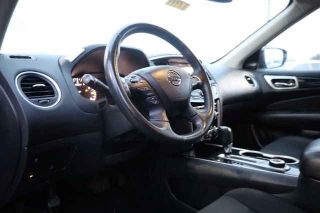 Used 2019 Nissan Pathfinder SV image 18