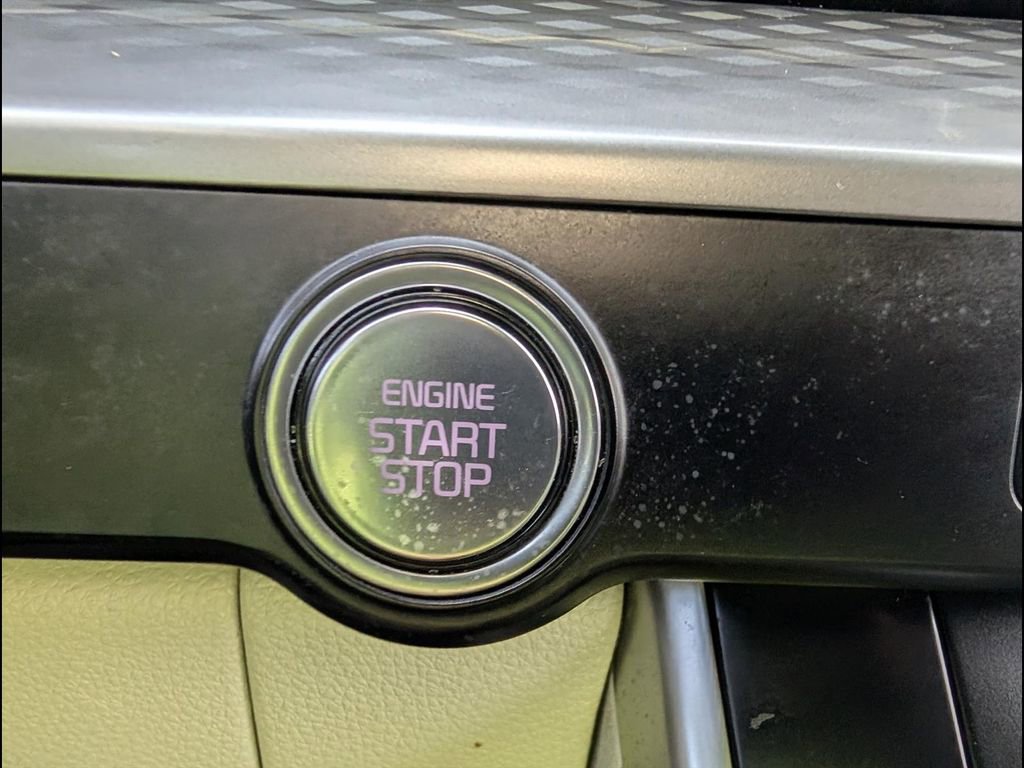 Used 2024 Kia Carnival LX image 8