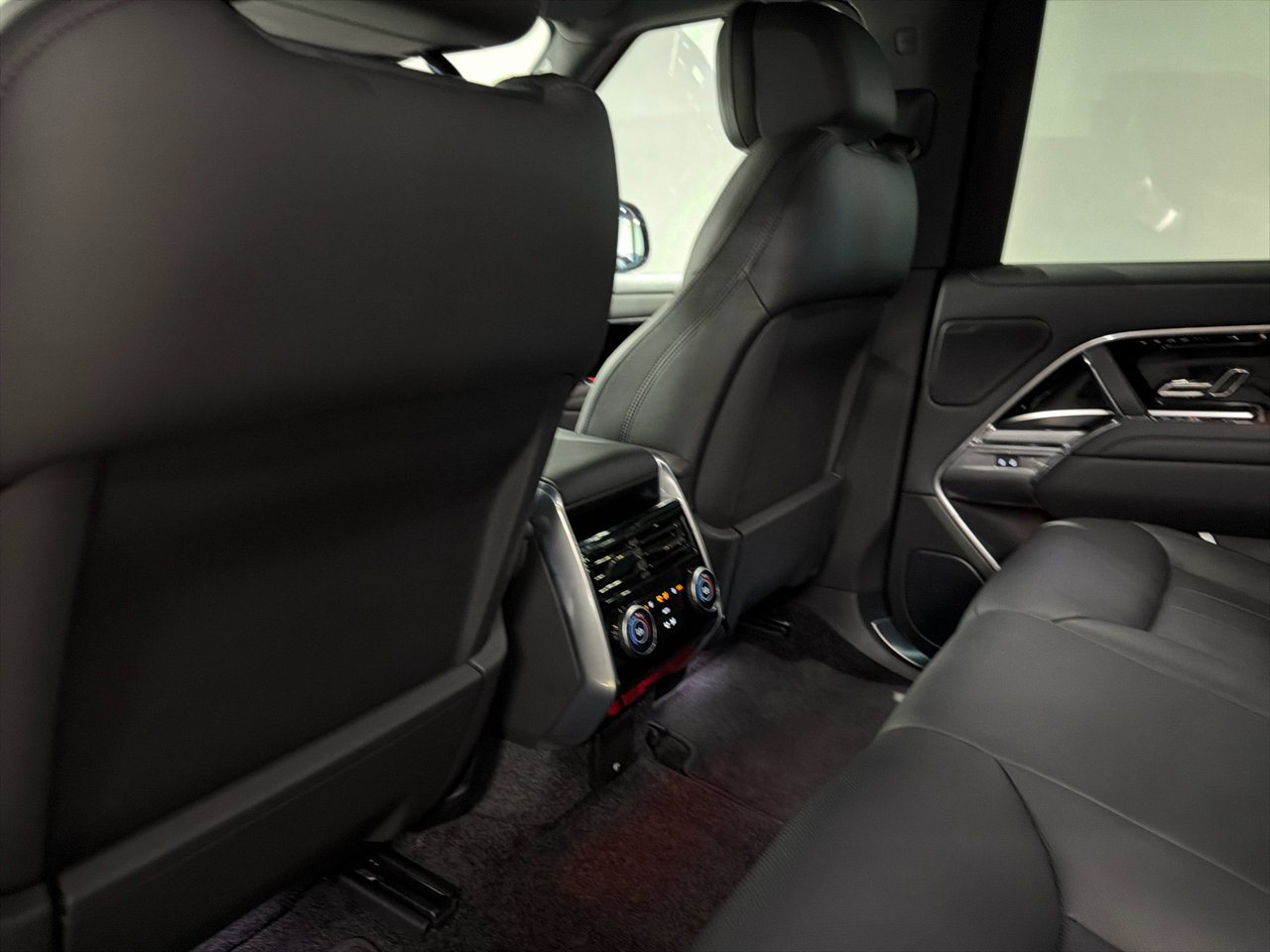 Used 2024 Land Rover Range Rover SE image 25