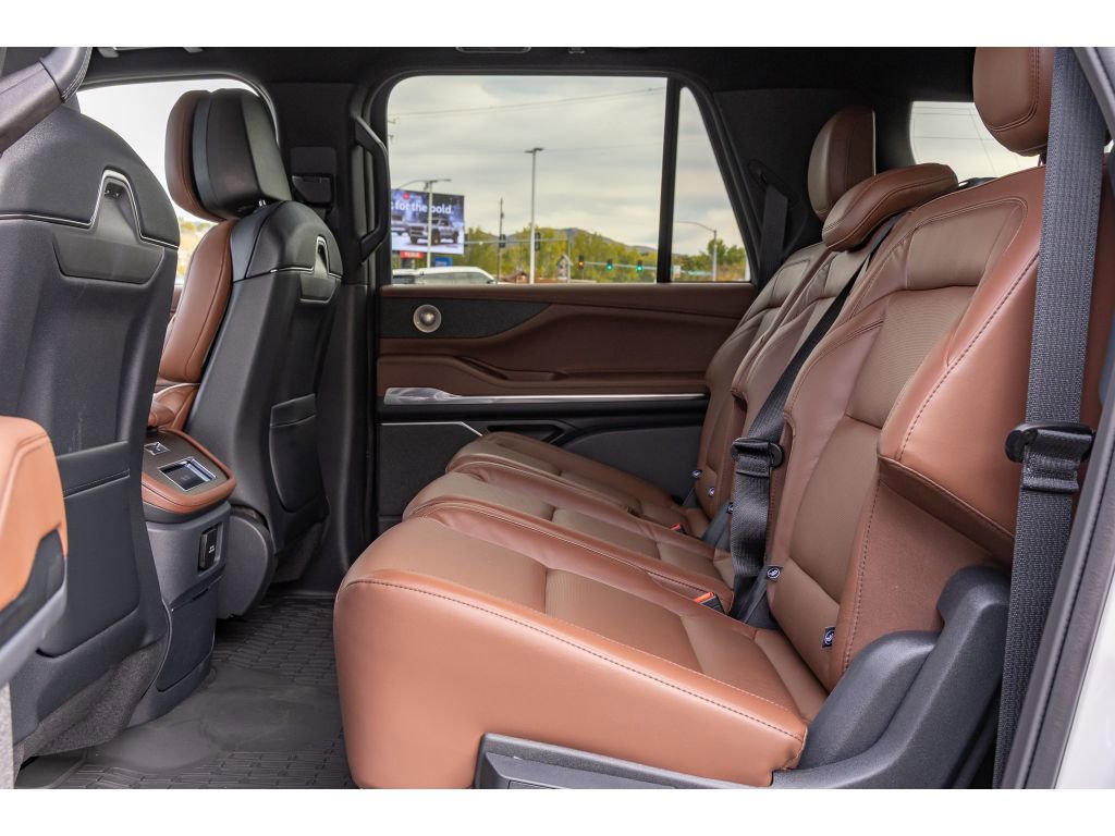 Used 2025 Lincoln Navigator L Reserve image 13